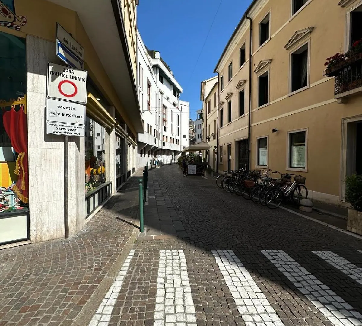 Confort E Charme Nel Cuore Di Treviso Tv 0*,